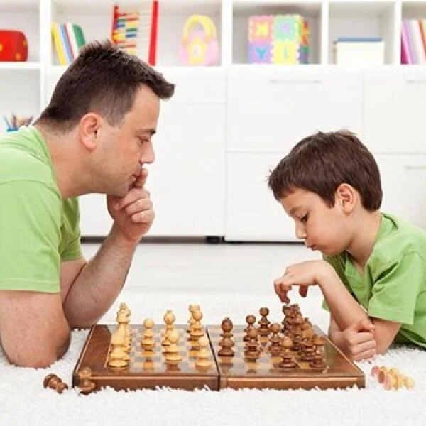 Cờ Vua Cho Cả Gia Đình: Biến Buổi Tối Thành Sàn Đấu Trí Tuệ Vui Nhộn