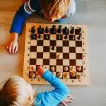 nhung-loi-ich-cua-choi-co-vua-cho-tre-ma-ba-me-can-biet-1-2414a11a84-3